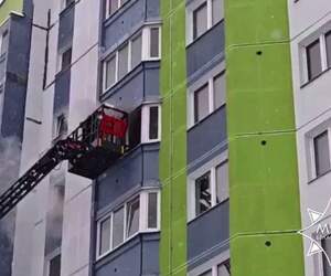 Сотрудники Пинского ГРОЧС спасли мать с ребенком из горящей квартиры на 7 этаже
