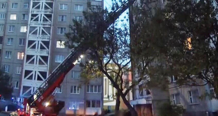 Пенсионерку спасли из задымленной квартиры во время пожара в Пинске