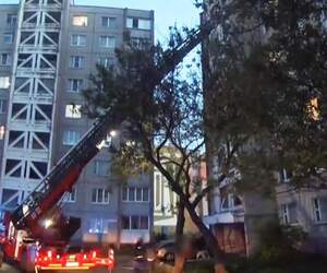Пенсионерку спасли из задымленной квартиры во время пожара в Пинске