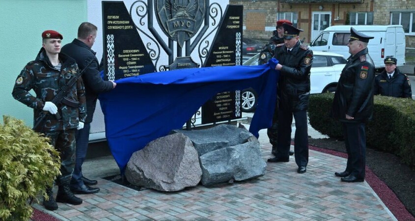 В Пинске открыт обновленный памятник милиционерам, погибшим на службе