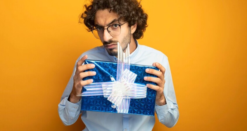 Подарки, которые лучше оставить в прошлом: 10 неудачных идей на 23 февраля