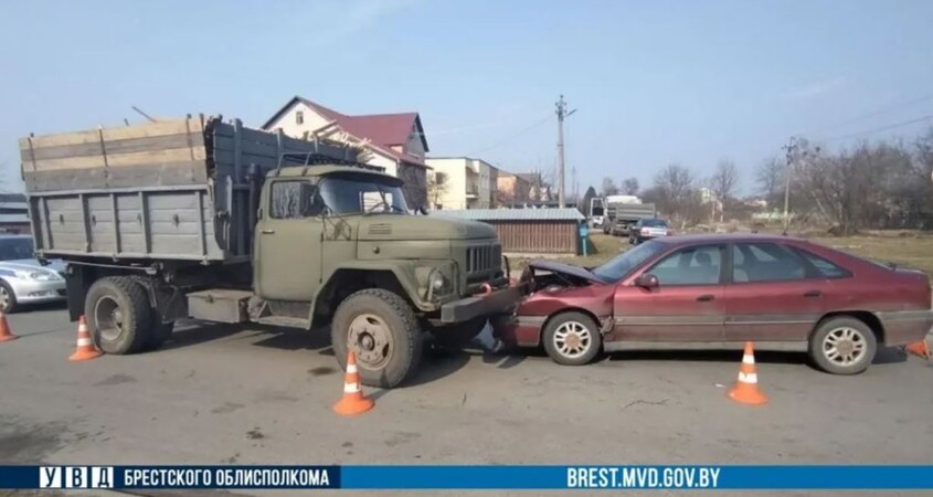 Неудачный маневр водителя «ЗИЛа» в Пинске завершился ДТП с легковушкой