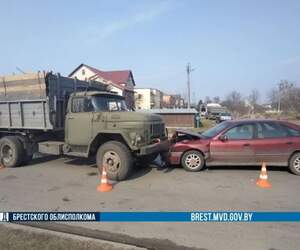 Неудачный маневр водителя «ЗИЛа» в Пинске завершился ДТП с легковушкой