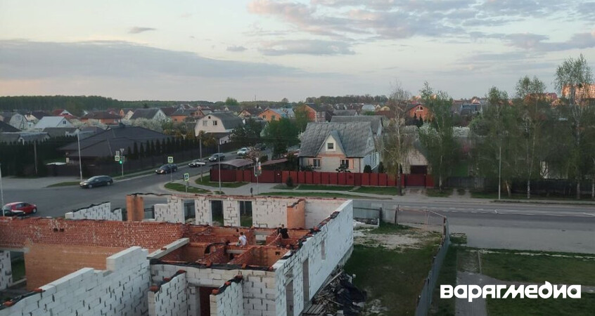 Опасные игры: дети лазают по незавершенному объекту на ул. Шапошника в Пинске